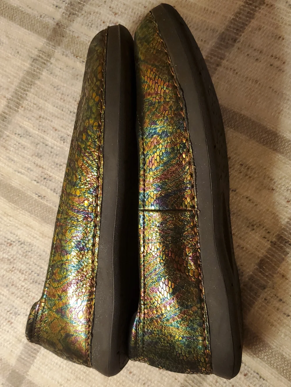 Alefria Women’s Iridescent Green Ballet Flats Sz 8 Perfect Condition
